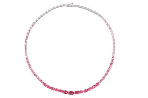 Fotografia still de uma pulseira de pedras vermelhas e brancas produzidas no estúdio do fotógrafo Roberto Custodio, especialista em produtos, joias e semijoias em Londrina PR.
'