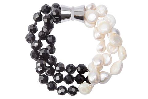 Pulseira de pedras pretas e brancas em fotografia still de produtos, joias e semi joias em Londrina PR.
'