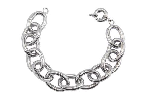 Pulseira de argolas de prata em fundo branco, feita pelo fotógrafo Roberto Custódio, especialista em produtos, joias e semijoias na cidade de Londrina PR.
'