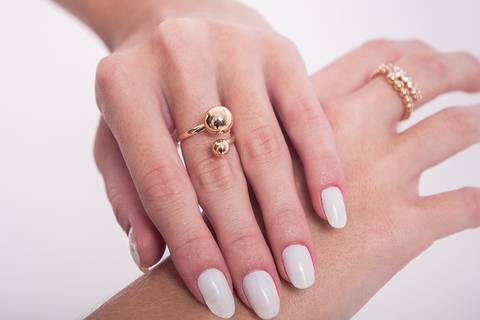 Anel na mãos de uma modelo pelas lente do fotógrafo de semijoias e joias Roberto Custódio, de Londrina PR.'