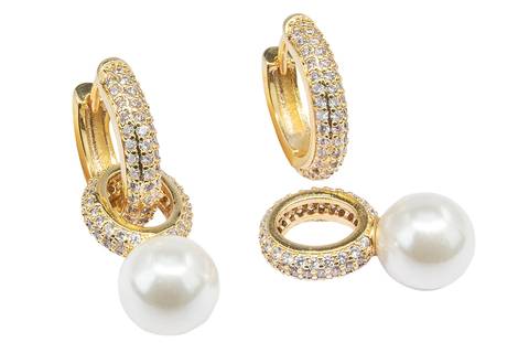 Par de brincos em ouro e pérolas em fotografia de semijoias por Roberto Custodio em Londrina PR.
'