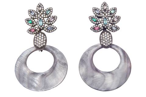 Fotógrafo de semijoias, joias e produtos Roberto Custodio realiza fotografias still de estúdio em Londrina PR.'