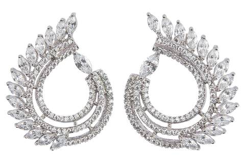 Fotografia still de brincos em prata e pérola por Roberto Custódio, fotógrafo de semijoias, joias em Londrina PR.'