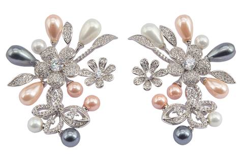 Fotógrafo especialista em produtos, joias e semijoias Roberto Custodio de Londrina PR, realiza sessão de fotografia still para redes sociais.'