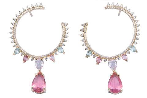 Brincos com pedras vermelhas em fotografia still de semijoia feito pelo fotógrafo Roberto Custódio de Londrina PR.
'