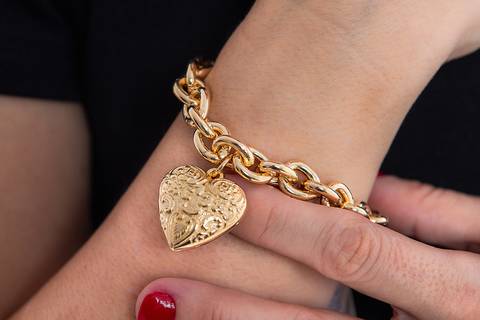 Modelo segura uma pulseira para fotografia de semijoias em londrina PR.'