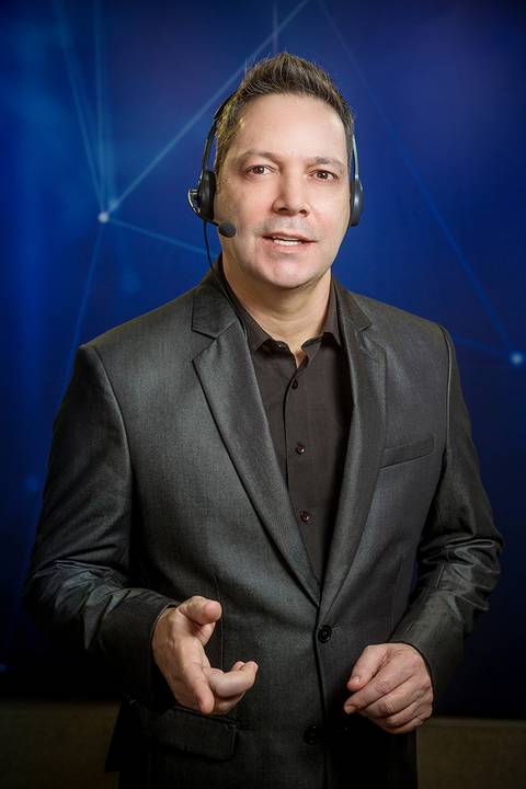Sessão fotográfica de retrato corporativo para perfil pessoal produzido por Roberto Custódio, fotógrafo profissional em Londrina PR.

'