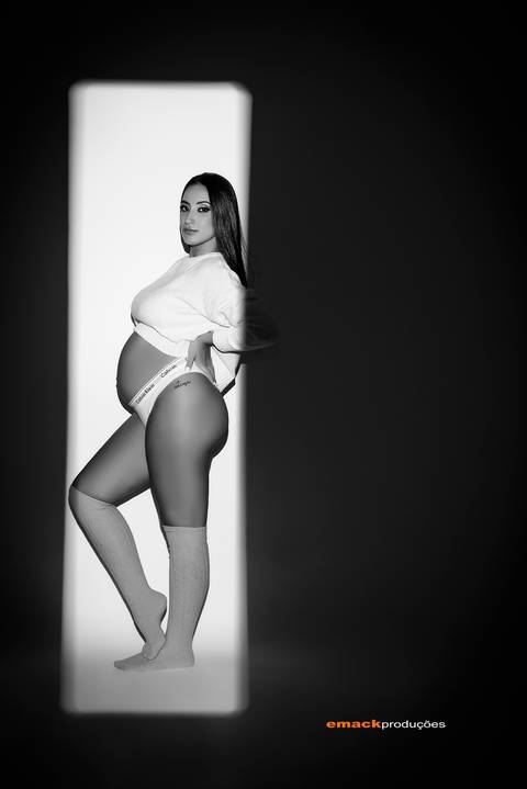 Fotografia materna elegante em estúdio'