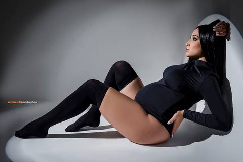 Gestante em retrato artístico de gravidez'