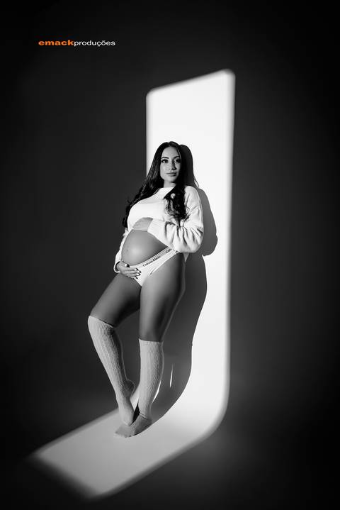 Ensaio de gravidez em estúdio preto e branco'