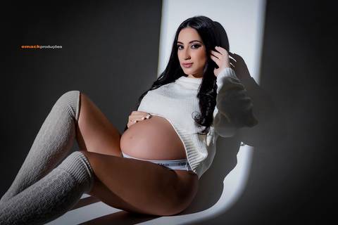 Fotografia profissional de gestante em estúdio'
