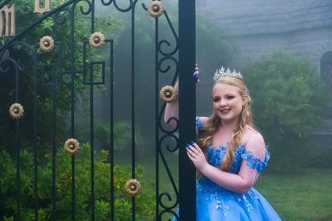 Detalhe do vestido de debutante em ensaio fotográfico de 15 anos realizado em castelo'