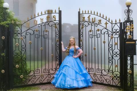 debutante com vestido elegante em cenário medieval'