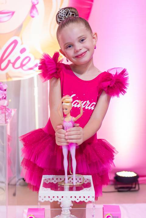 Sorrisos e alegria no aniversário infantil Barbie'