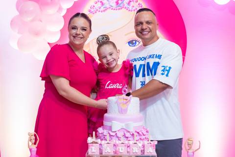 Laura com a família durante a festa de aniversário'