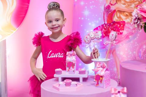Laura sorrindo em sua festa de aniversário com tema Barbie'