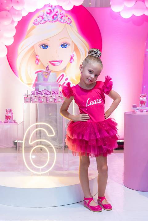 Detalhes da decoração rosa da festa Barbie infantil'
