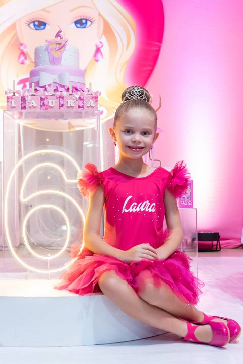 Muitas poses para as fotografias na festa Barbie da Laura'