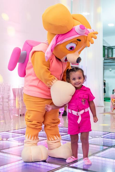 Maya comemorando seu aniversário de 3 anos com tema Skye'