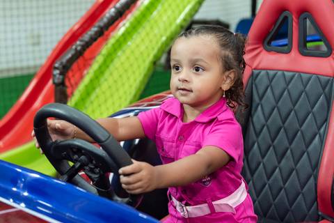 Criança em festa de aniversário infantil com tema Skye da Patrulha Canina'