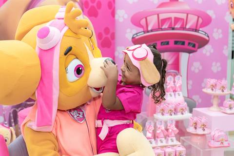 Fotógrafo de aniversário infantil em Porto Alegre fotografando a Maya'