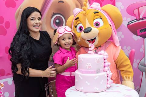 Fotógrafo de aniversário infantil registrando detalhes da decoração'