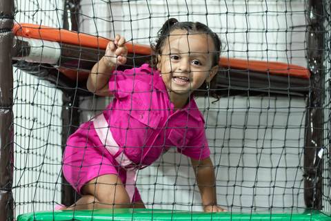 Convidados curtindo festa infantil com tema Patrulha Canina Skye'