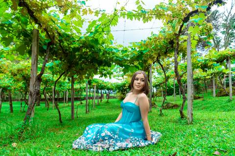 ensaio de 15 anos em gramado com paisagem natural'