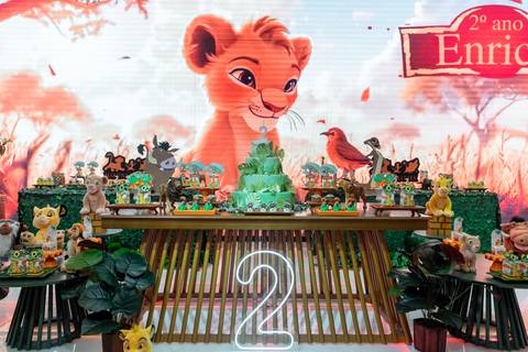 Fotógrafo de festa infantil registrando detalhes do aniversário'