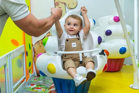 Fotografia de festa infantil com criança de 2 anos brincando'