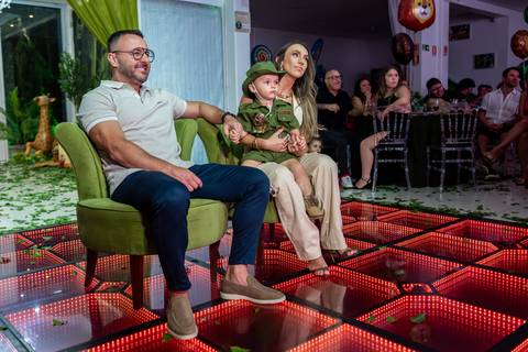 Fotografia de aniversário infantil com registro de emoções reais'