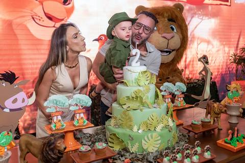 Fotografia infantil captando momentos reais em aniversário'