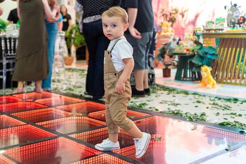 Fotografia de festa infantil com criança explorando o ambiente'