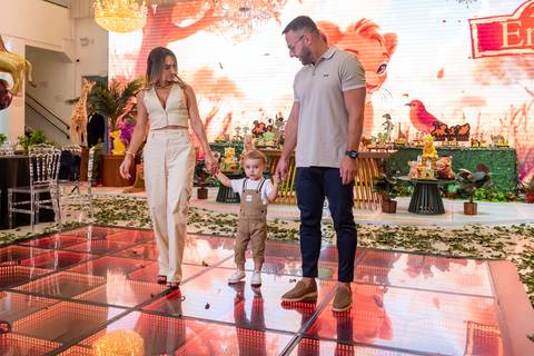 Fotografia de festa infantil mostrando interação da família'