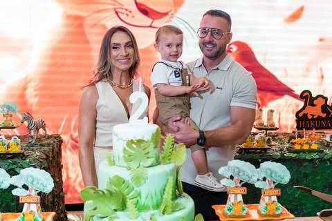 Fotografia de festa infantil com criança interagindo com brinquedos'