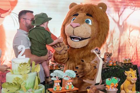 Fotógrafo de festa infantil registrando aniversário de criança'
