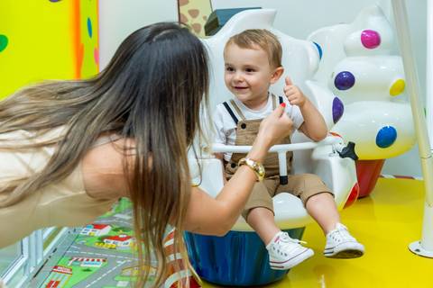 Fotografia infantil captando momentos espontâneos em festa de 2 anos'