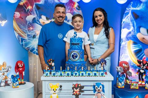 Foto com a família na mesa do bolo'