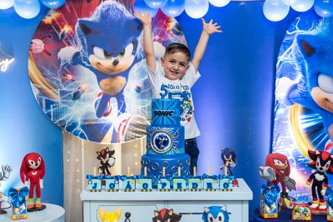 JP na mesa do bolo e decoração temática do Sonic'