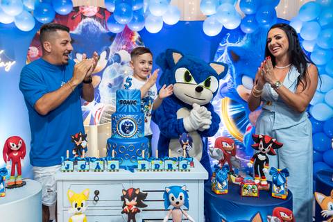 JP apagando as velinhas na festa temática do Sonic'