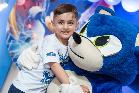 JP e o personagem do Sonic na sua festa de 5 anos'
