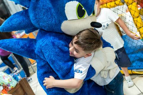 JP abraçando o Sonic na sua festa de 5 anos'