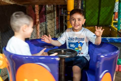 JP e amigos se divertindo na festa'