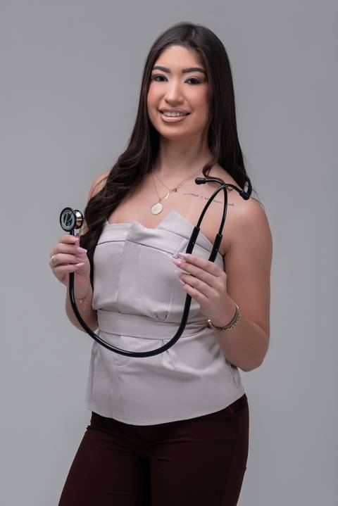 Júlia Raupp representando o início de sua trajetória na Biomedicina'