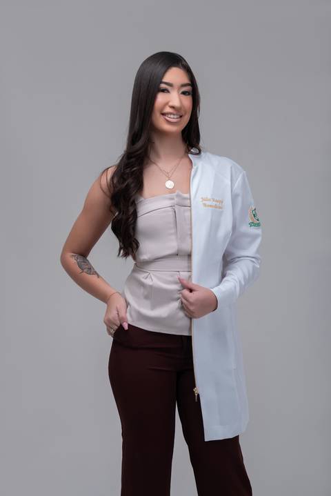 Júlia Raupp usando jaleco durante ensaio fotográfico de Biomedicina'