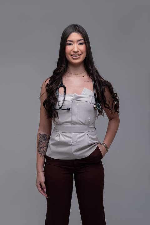 Júlia Raupp em ensaio fotográfico profissional no início da graduação em Biomedicina'