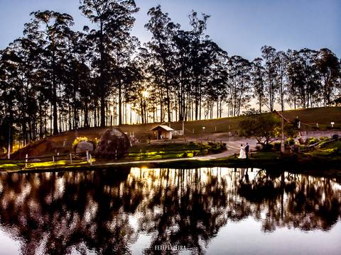 Ensaio externo pós-wedding em Pedra Azul retrato com paisagem ao fundo dos noivos'