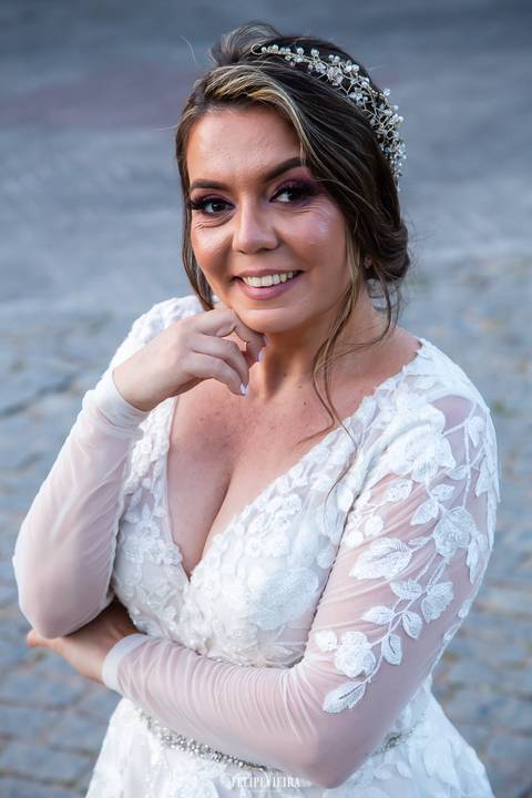 Retrato da Noiva com detalhes do vestido em ensaio de casamento externo'