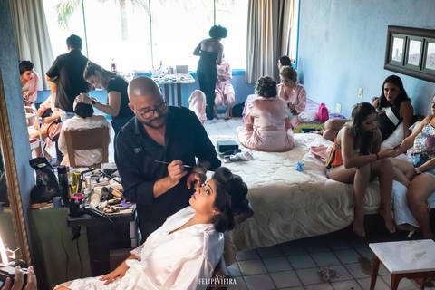 Noiva sendo maquiada em making of em casamento em Guarapari '