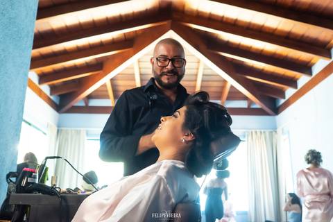 Making of noiva com maquiagem sendo feita para casamento em Guarapari'